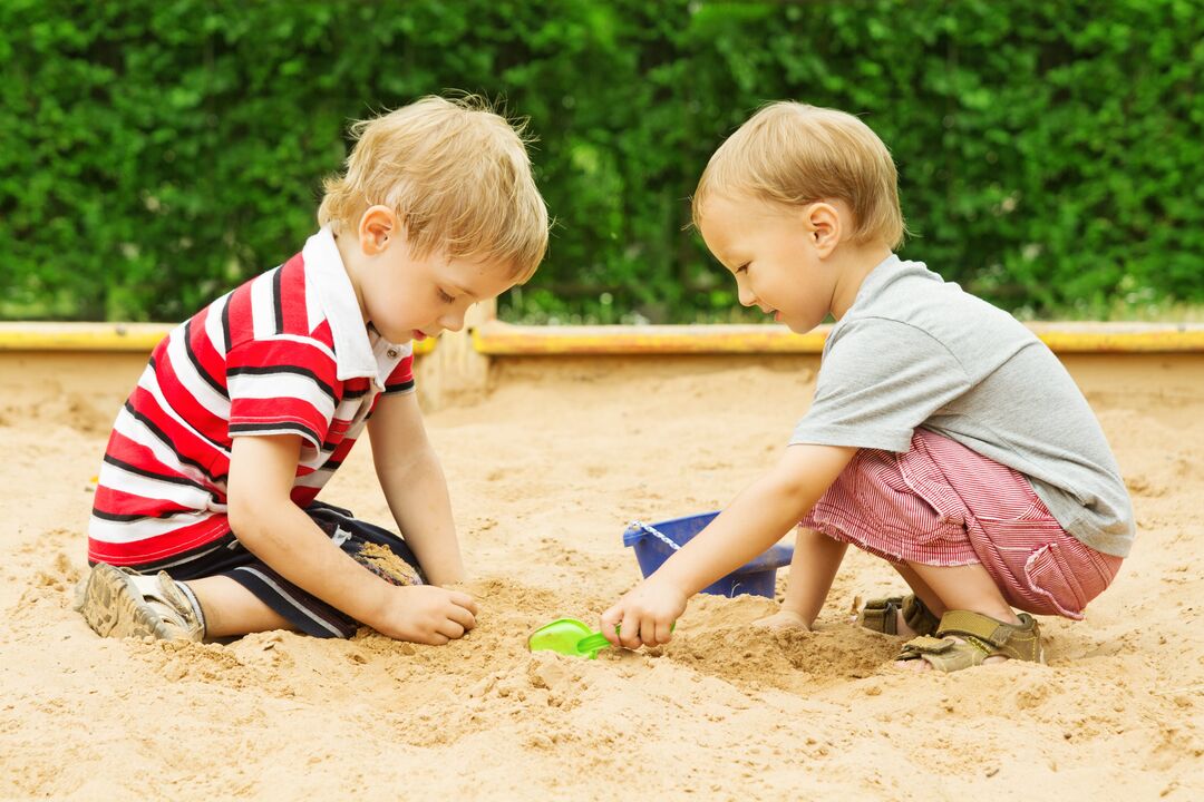 children become infected with worms in a sandbox