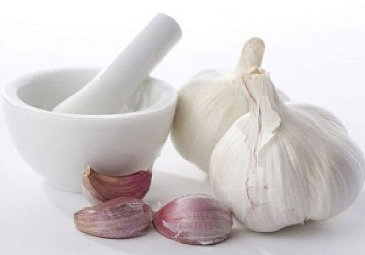 Garlic to prepare medicinal tincture against helminths